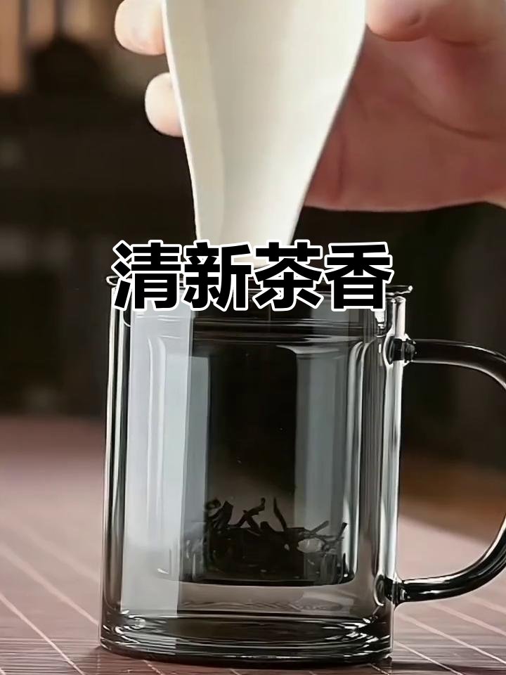ChemoKind's tweet photo. Quick iced matcha latte recipe: Whisk 1 tsp matcha with 20ml hot water, pour over 150ml cold oat milk + ice. Creamy, earthy, ready in 2 mins! https://t.co/27fJibSv9q