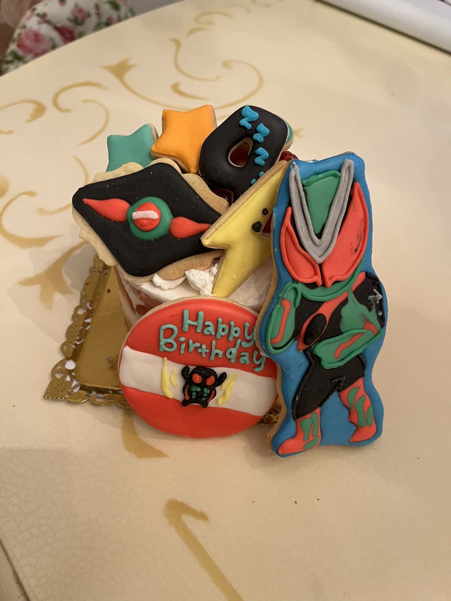 yrn43's tweet photo. 昨日は息子のお誕生日会を家族で🎂
プレゼントのリクエストが
ゼッツの新しいベルト！だったので
ケーキも飾り付けもゼッツに❤️🖤💚

今私が毎日笑顔でいられるのも
可愛い我が子のおかげです。
いつも支えてくれてありがとう
生まれてきてくれてありがとう

ママ4歳も頑張ります！！ https://t.co/eaNZyx5TVU