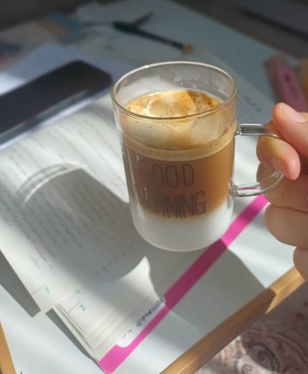 thrmsvi's tweet photo. بله بالاخره یاد گرفتم شیر و قهوه ام باهم قاطی نشه،  تبریک به فاطمه. https://t.co/VFjWP8INvP