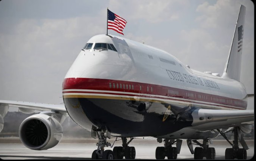 osintwarnews's tweet photo. Secret Service advised Trump to leave Türkiye on the older Air Force One rather than Qatar’s donated jet, because the newer plane was rushed into service and may lack key defensive and secure-communications capabilities. 

The precaution came amid the war with Iran, though officials said there was no specific threat.

Source: CBS News