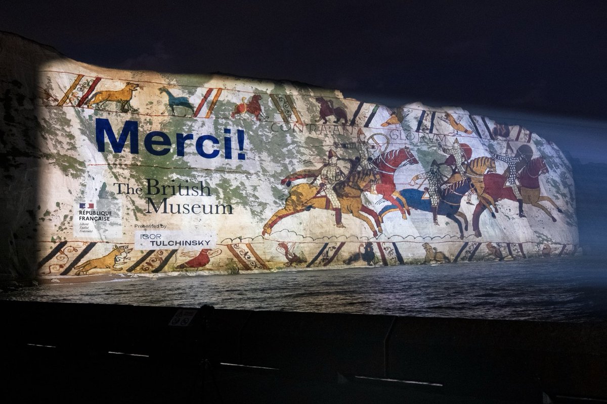 TomDrewUK's tweet photo. Merci !

La Tapisserie de Bayeux projetée sur les falaises blanches de Douvres.  Magnifique ! https://t.co/iBb8YmFxmU