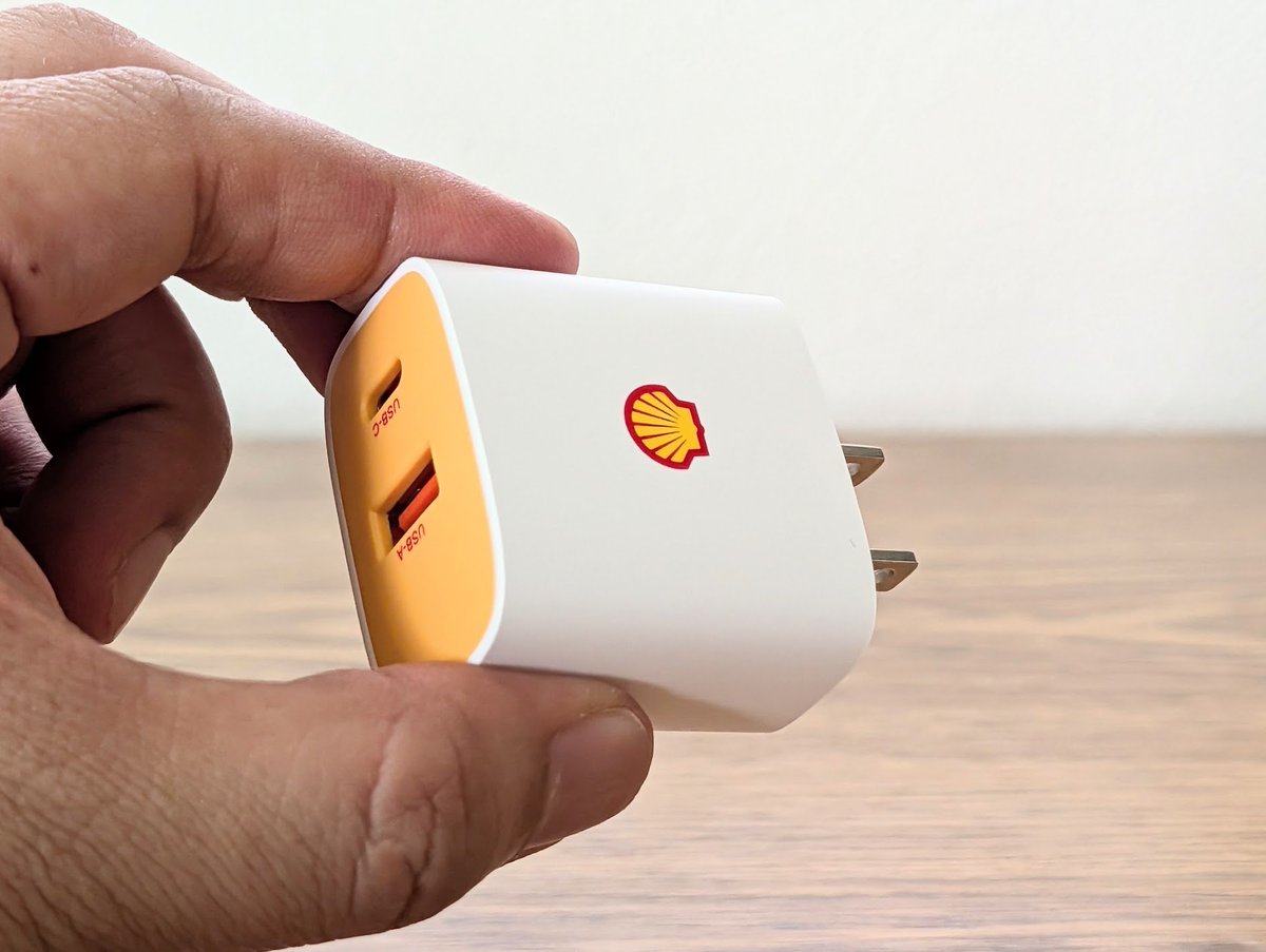 Type-Cケーブル巻き取り式の30W充電器が899円と激安だったので買って