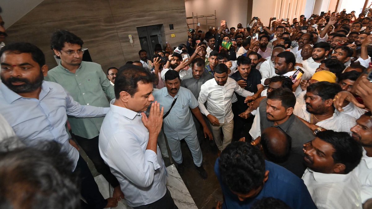 Legend_KTR's tweet photo. ఇటీవల గాయపడిన ఎమ్మెల్సీ @RajuShambipur గారిని ఈరోజు వారి నివాసంలో పరామర్శించిన @BRSparty వర్కింగ్ ప్రెసిడెంట్ @KTRBRS. https://t.co/IsdMmVu3AO