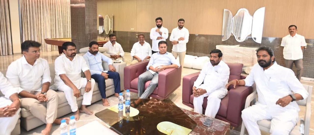 Legend_KTR's tweet photo. ఇటీవల గాయపడిన ఎమ్మెల్సీ @RajuShambipur గారిని ఈరోజు వారి నివాసంలో పరామర్శించిన @BRSparty వర్కింగ్ ప్రెసిడెంట్ @KTRBRS. https://t.co/IsdMmVu3AO