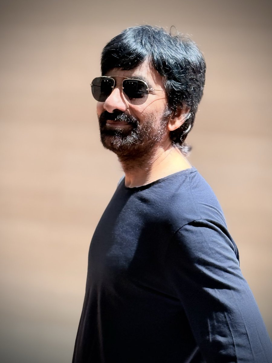 srinu10477's tweet photo. One look is all it takes to celebrate his MASS on the big screen. 🔥

The aura. The attitude. The Mass Maharaja magic.🤍

#Irumudi is coming to theatres near you very soon!! ❤️‍🔥@RaviTeja_offl https://t.co/FCqCDecvRo