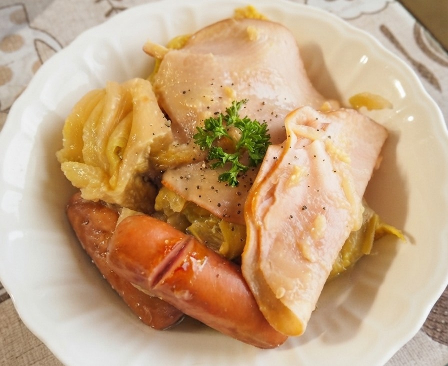 ak17nov's tweet photo. This is a dish made by cooking a whole head of cabbage, smoked sausage, and loin ham in a rice cooker, and it tastes unexpectedly amazing. ​#ricecooker #cabbage #smokedsausage #ham #easyrecipe #unexpectedlydelicious https://t.co/D4QJg5dqCb