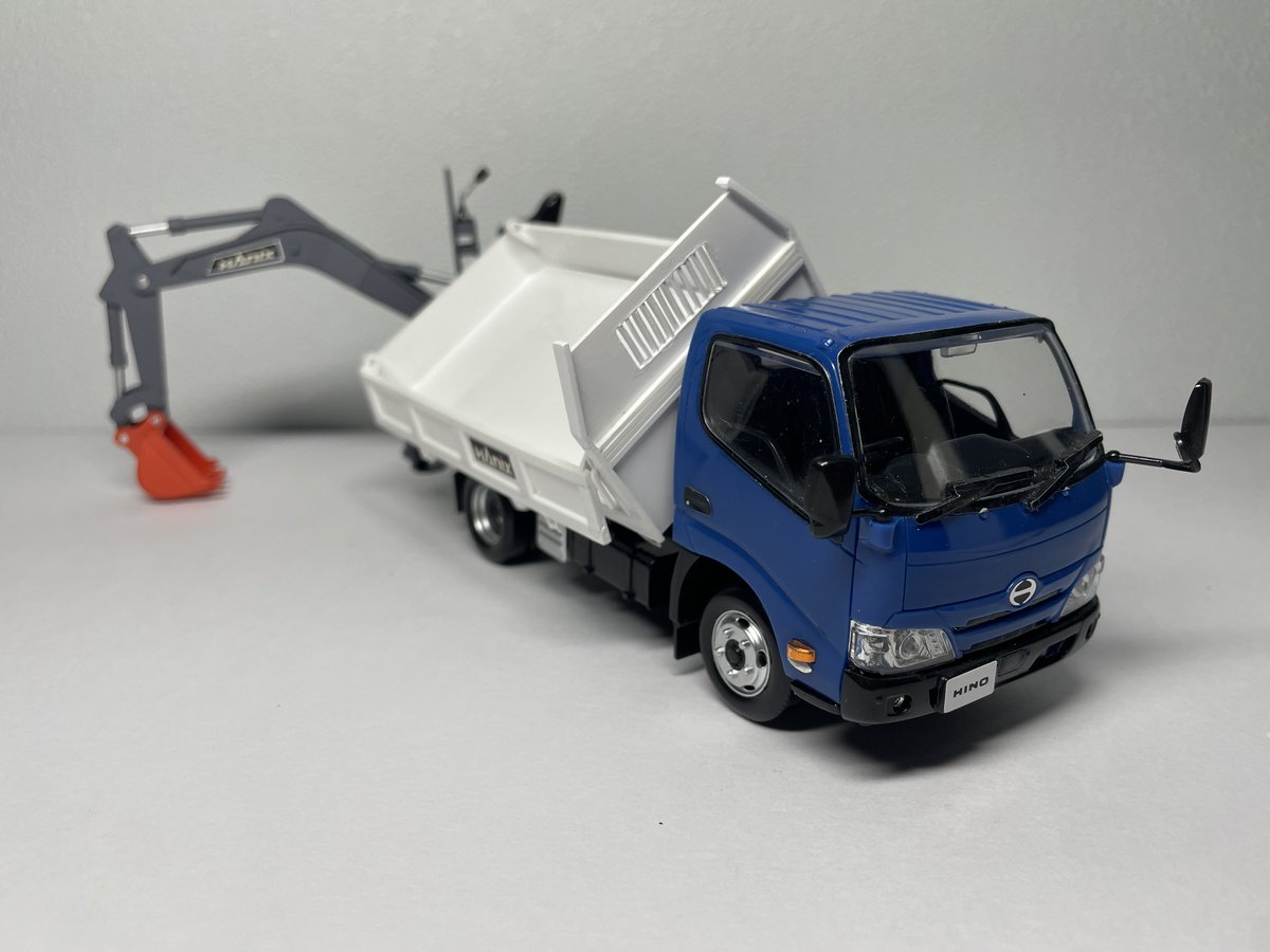 fumi_fumin5012's tweet photo. ハニックス DS200 バックホー付サイドダンプ

ようやく完成しました。
日野 デュトロ アオシマ 楽プラ 1/32をハニックス（新明和）サイドダンプに改造しました。

後部にバックホーが付いたダンプトラックは実在していたようです。今では目撃情報が無く、とてもレアな珍しい車両です。 https://t.co/dIP40RRJcI