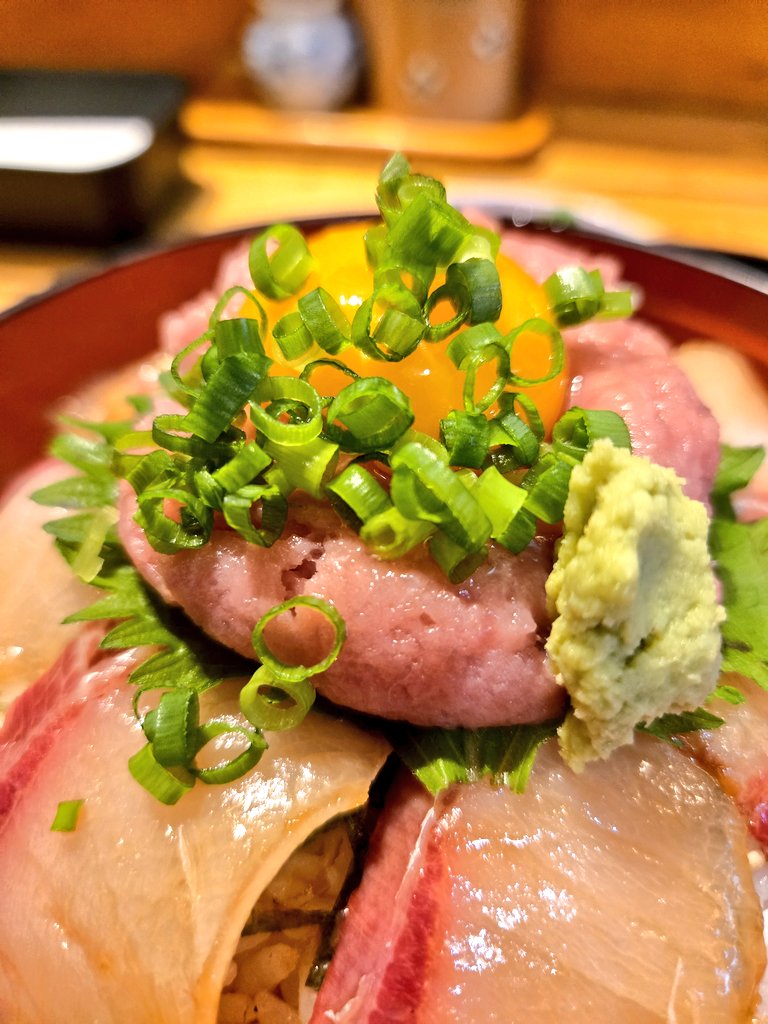 oogishima's tweet photo. 最後の晩餐は『ブリの漬け丼・卵黄乗せ』❗しかも、ブランド卵だぜ💪 https://t.co/rI0ySD2WRo