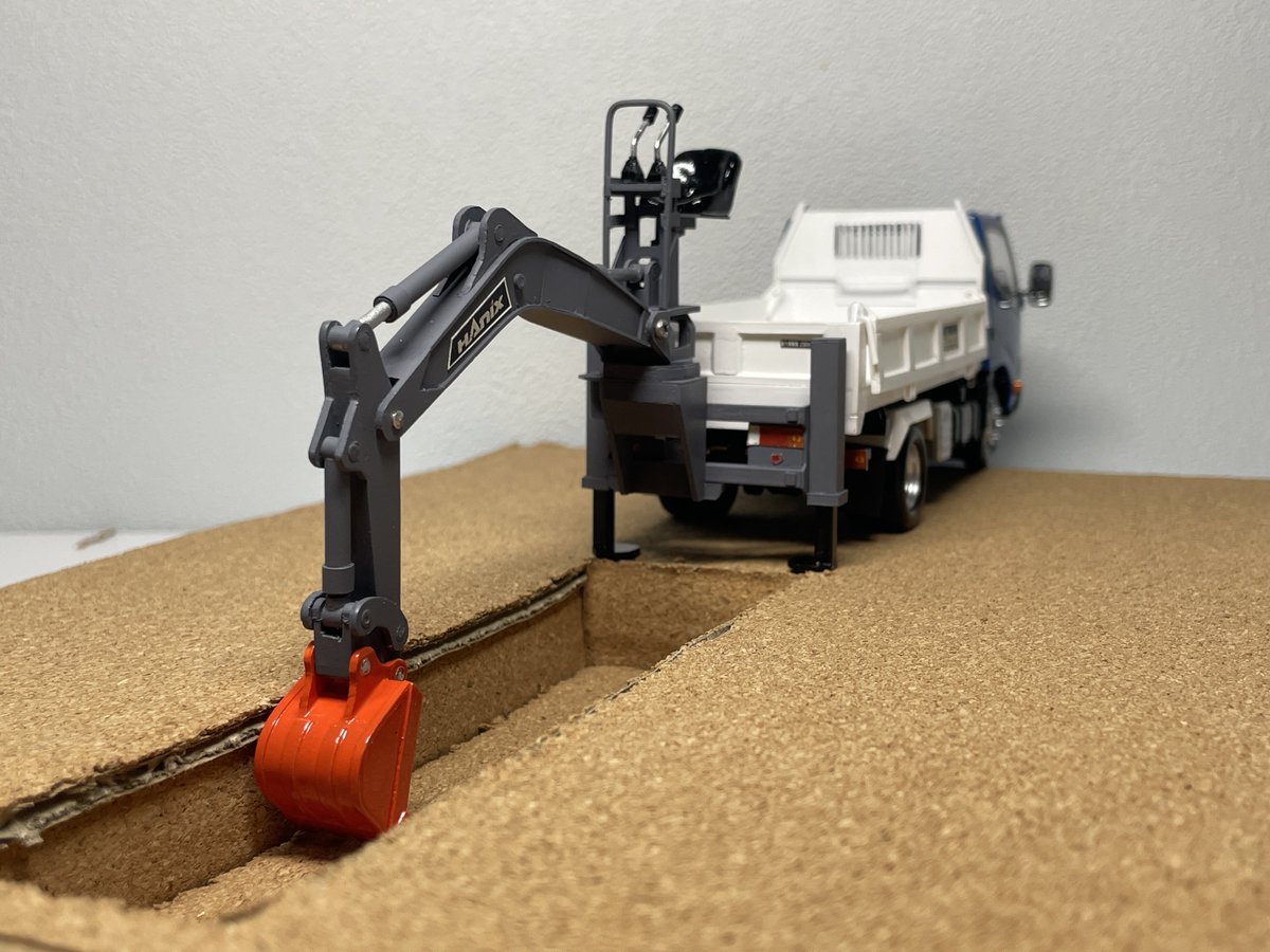 fumi_fumin5012's tweet photo. バックホーはハニックスのカタログを参考に製作しました。実際にバックホーはハニックス製かな？
ジャッキを張って深掘りや機体の左右スライドで側掘りも可能です。
資料が少なく詳しい構造が分からないので配管系は省略します。
バックホーもいい感じに製作できました。 https://t.co/odR8KI9Qyw