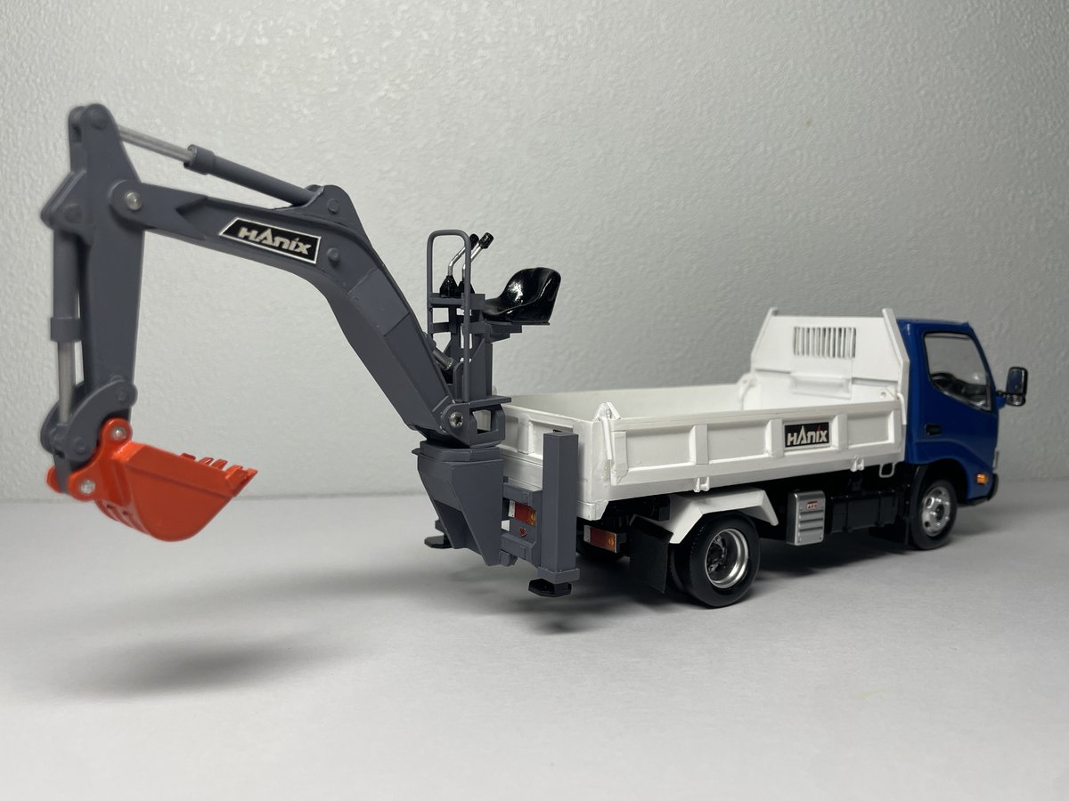 fumi_fumin5012's tweet photo. バックホーはハニックスのカタログを参考に製作しました。実際にバックホーはハニックス製かな？
ジャッキを張って深掘りや機体の左右スライドで側掘りも可能です。
資料が少なく詳しい構造が分からないので配管系は省略します。
バックホーもいい感じに製作できました。 https://t.co/odR8KI9Qyw