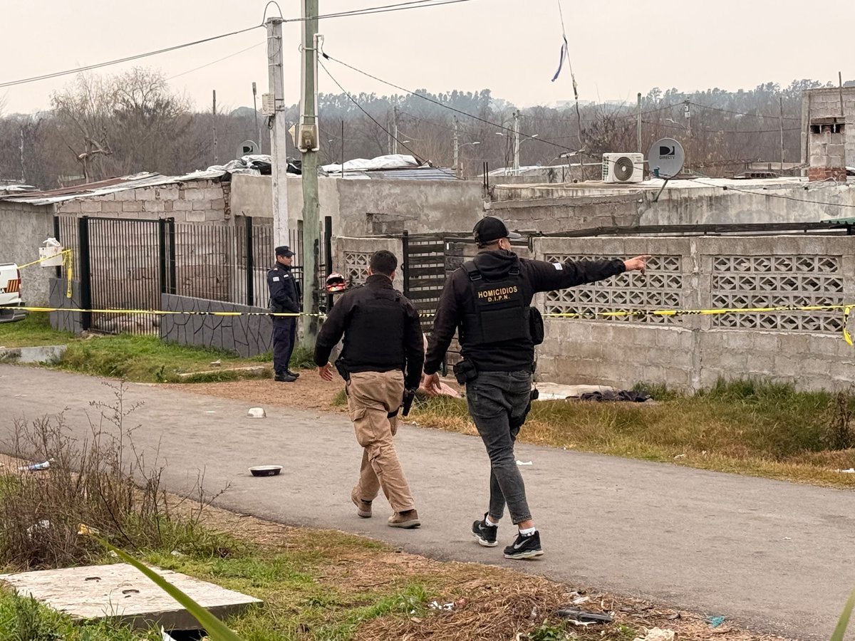 LeoPedrouza's tweet photo. Urgente!  Cuádruple crimen en barrio Monarca.
Fuentes policiales indican que demás de los 4 fallecidos hay dos heridos.
Los autores eran 4 y llegaron en dos motos.
@TelenocheUy ya está en el lugar. Ampl en Teledía @maxipenaok https://t.co/SHm0ltzx0x