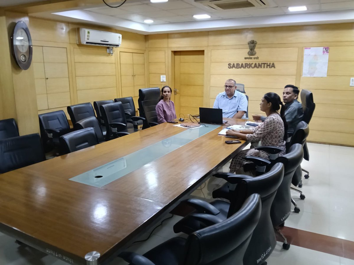 CollectorSK's tweet photo. ચાંદીપુરા રોગ અંગે વીડિયો કોન્ફરન્સ દ્વારા બાળરોગ નિષ્ણાતો, ખાનગી હોસ્પિટલ, મેડિકલ કોલેજ અને આરોગ્ય વિભાગના અધિકારીઓ સાથે સમીક્ષા બેઠક યોજી. સર્વેલન્સ, વહેલી કેસ ઓળખ, સમયસર સારવાર અને સુદૃઢ રિફરલ સિસ્ટમ માટે જરૂરી માર્ગદર્શન આપવામાં આવ્યું.
#Sabarkantha #PublicHealth #Chandipura https://t.co/M31U7T2cCi