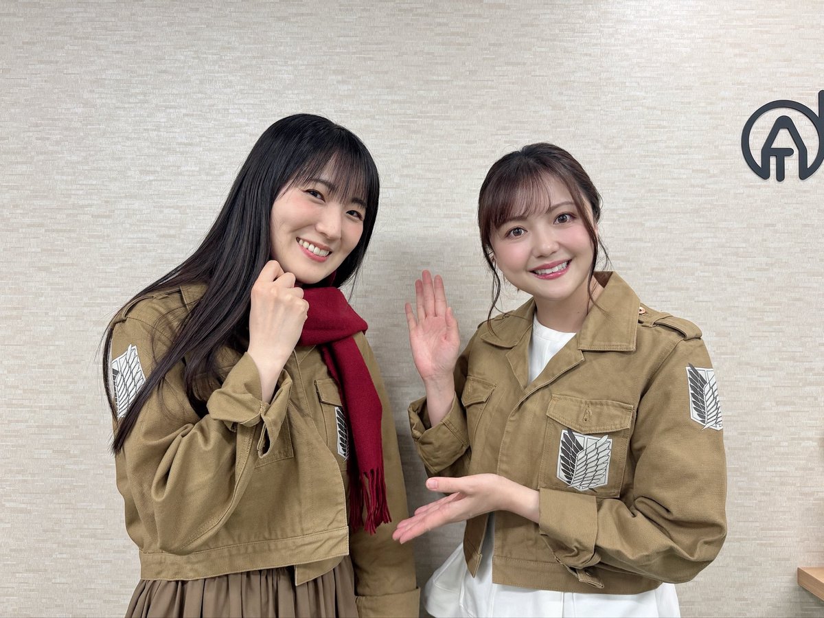 YUI_STAFF's tweet photo. みかしー（三上枝織ちゃん）と写真撮ったんだった🫶

調査兵団のジャケットを着たのもかなり久しぶりでした🧣

ゲーム「進撃の巨人3」お楽しみに。 https://t.co/MPz9tFKLyF