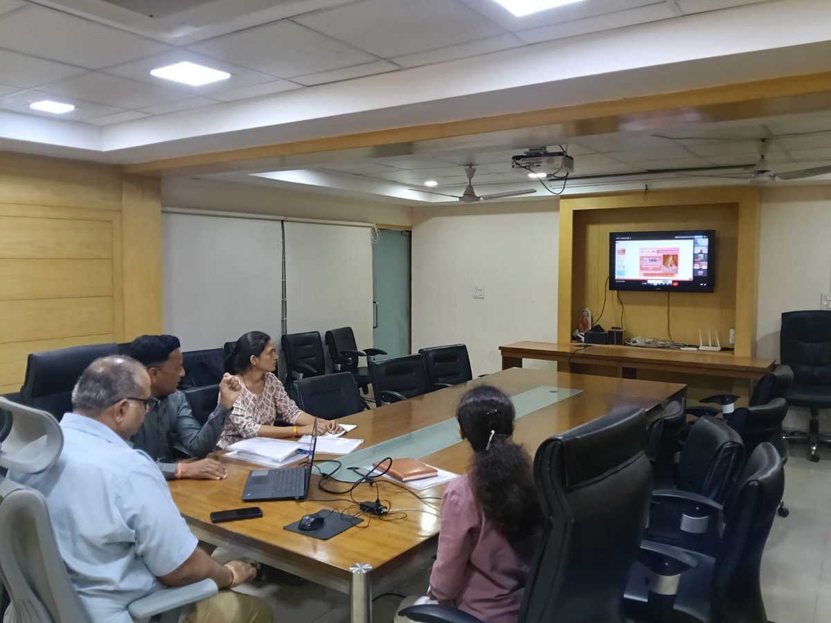 CollectorSK's tweet photo. ચાંદીપુરા રોગ અંગે વીડિયો કોન્ફરન્સ દ્વારા બાળરોગ નિષ્ણાતો, ખાનગી હોસ્પિટલ, મેડિકલ કોલેજ અને આરોગ્ય વિભાગના અધિકારીઓ સાથે સમીક્ષા બેઠક યોજી. સર્વેલન્સ, વહેલી કેસ ઓળખ, સમયસર સારવાર અને સુદૃઢ રિફરલ સિસ્ટમ માટે જરૂરી માર્ગદર્શન આપવામાં આવ્યું.
#Sabarkantha #PublicHealth #Chandipura https://t.co/M31U7T2cCi