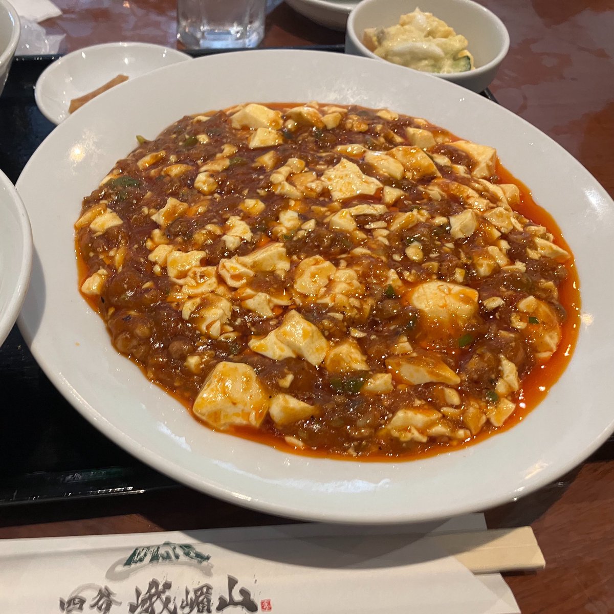 ry0m120's tweet photo. 引越し前にできるだけ通いたくて週2で峨嵋山。

こう比べると、辛くなる度にラー油が多くなる印象。

テーブルの上に花山椒が置いてあるし、最後は激辛にしようかな。

←激辛　　→超激辛 https://t.co/zb1dcE6DlV