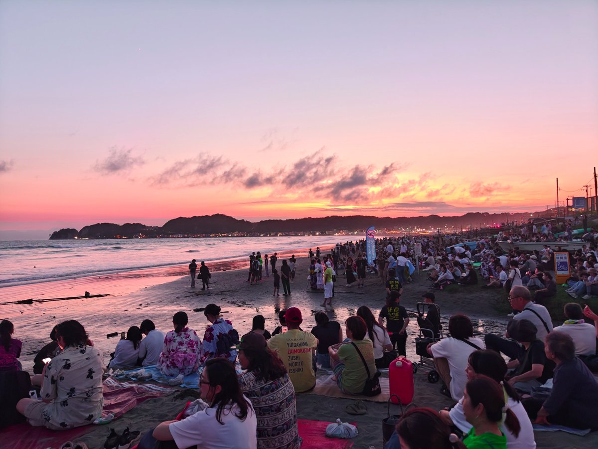 masaosaito's tweet photo. ということで、水中花火のみの限定開催。
航海灯で花火あがる位置を予測できるの便利。
#鎌倉 #材木座 #海 #波 #夕日 #花火 #Kamakura #Zaimokuza #firework #beach #sea #wave #sunset #sundown #twilight #dusk #AQUOSR9pro https://t.co/es6656yU3r