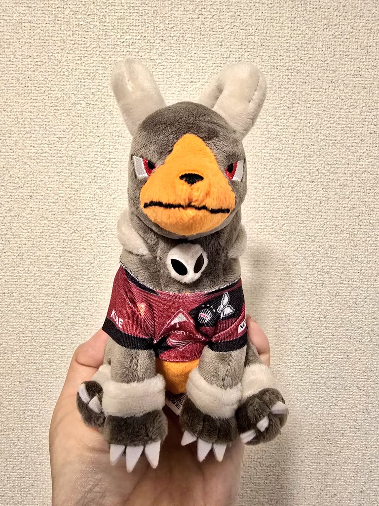 heech738's tweet photo. これは…着れているのか…？
後ろ姿バームクーヘンみたいになったけど… https://t.co/N84V1u9Fxd