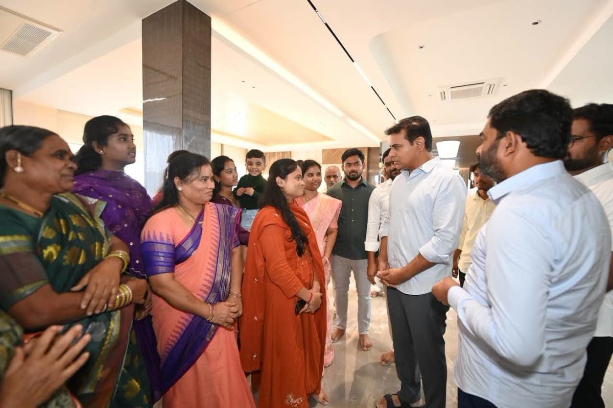 Legend_KTR's tweet photo. ఇటీవల గాయపడిన ఎమ్మెల్సీ @RajuShambipur గారిని ఈరోజు వారి నివాసంలో పరామర్శించిన @BRSparty వర్కింగ్ ప్రెసిడెంట్ @KTRBRS. https://t.co/IsdMmVu3AO
