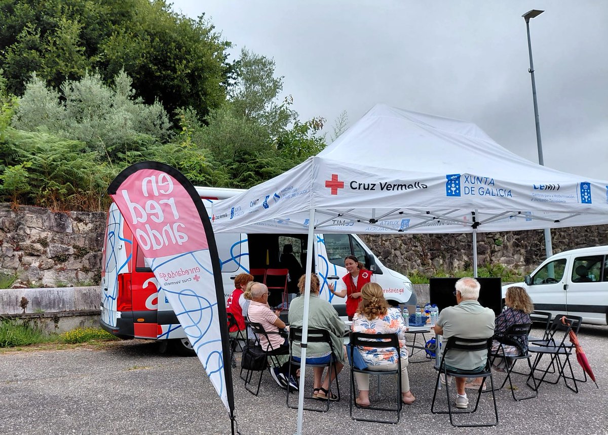 cruzvermella's tweet photo. Seguimos percorrendo Galicia para achegar o mundo dixital ás persoas maiores. Tanto o martes 7 en Vilaboa como onte en Cangas, as sesións resultaron interesantes e ofreceron consellos prácticos.

Máis info: https://t.co/0iQJGYuEOU https://t.co/ANw04tz8H9