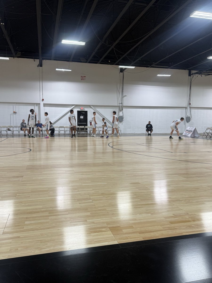 ClementHoops's tweet photo. My guy @THEajross leading @UptownAAU through stretches for the early window @madehoops #SummerLiveI #JulyLivePeriod @CoachStuRoss @ShawnWerdt https://t.co/H0Sq2kiDAO