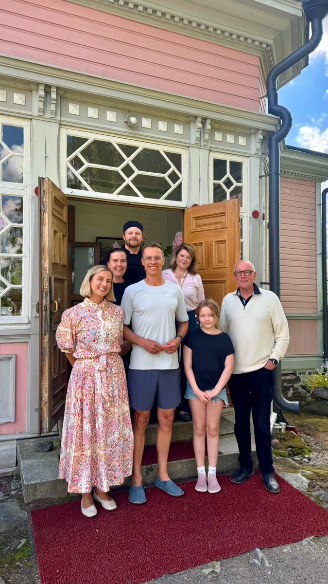 Kimmomi74's tweet photo. Tämä on oikeasti upeaa. Ei turhaa pönötystä, pukuja tai muitakaan krumeluureja, vaan tasavallan presidentti Alexander Stubb vieraili tänään Mikkelin Tertin kartanossa shortseissa ja t-paidassa, aivan kuten kuka tahansa lomalainen.
On meillä hyvä presidentti. https://t.co/9KHqtxVWiK