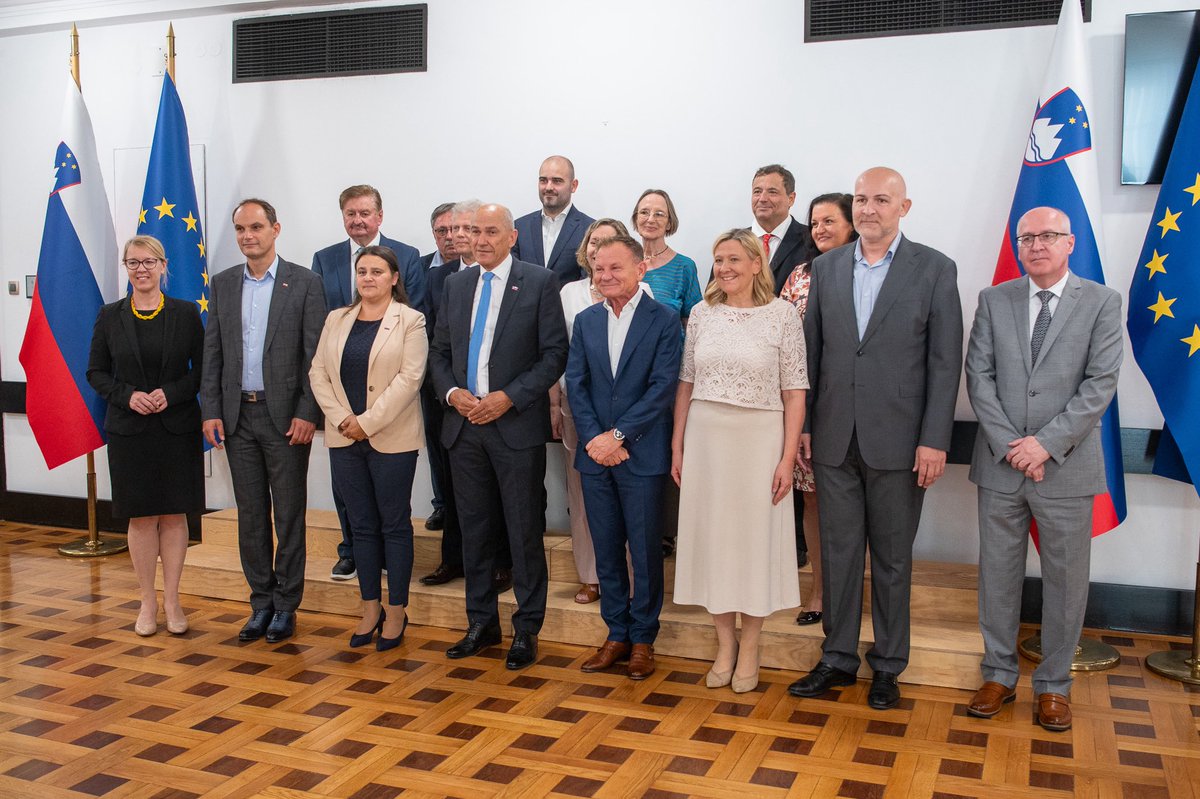 vladaRS's tweet photo. Po dveh letih se je danes ponovno sestal Svet Vlade Republike Slovenije za Slovence po svetu, ki ga vodi premier 🇸🇮 @JJansaSDS. 

Predstavniki slovenskih skupnosti po svetu so po daljšem premoru znova dobili priložnost neposredno predstaviti svoje poglede, potrebe in predloge.

Sprejeli smo sklepe za pripravo ukrepov za krepitev povezovanja in vključevanja mladih Slovencev po svetu, okrepitev gospodarskega sodelovanja ter ohranjanje slovenskega jezika, kulture in narodne identitete med Slovenci po svetu. 

Slovenija ostaja domovina vseh Slovencev, ne glede na to, kje živijo.