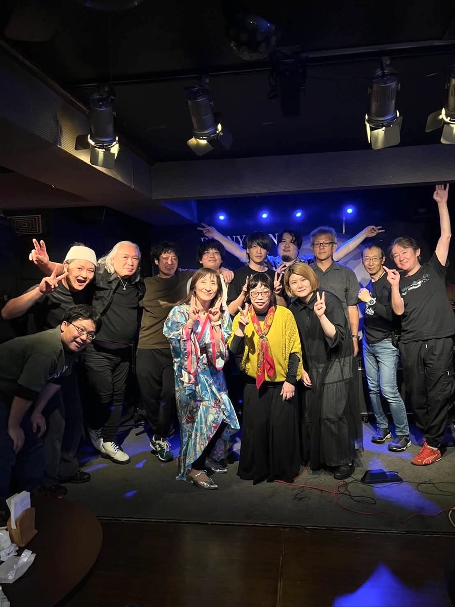 fumicolor's tweet photo. 7/8（水）北仙台PENNYLANE【仙台ほろ酔いはしご酒】LIVE！
お客様はじめみなさんありがとうございました！
この日は出演者全員が
「ラブリー💕」
と会場から声援をもらい、なんと私は終始「バブリー！」の掛け声も🤣
ダイジェスト版はYouTubeにアップしました。
https://t.co/kEmG2PVrxq https://t.co/ZBVz9b1CKw