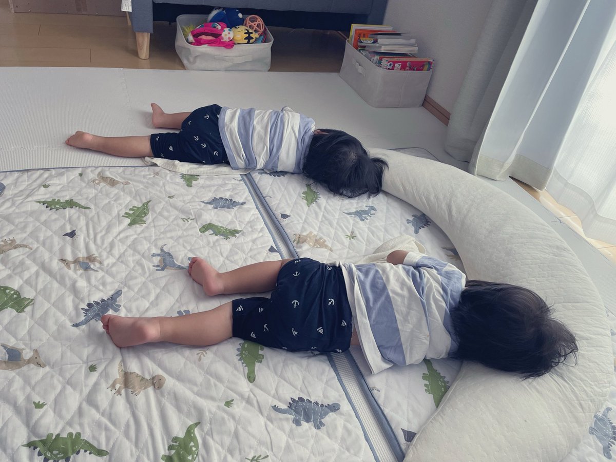 kyaaa_aaa's tweet photo. 寝相がいつも似ている双子〜

今週同じタイミングでお熱が出て
「耳鼻科で耳掃除してもらってねー」と言われて耳鼻科行ったら
双子兄は右
双子弟は左
が中耳炎になってた😂

なんかめっちゃ双子っぽい😂

もらうお薬が一緒で、倍あげるの大変だけど、一気に終わるのはありがたい！ https://t.co/Hpu1TnT2hM