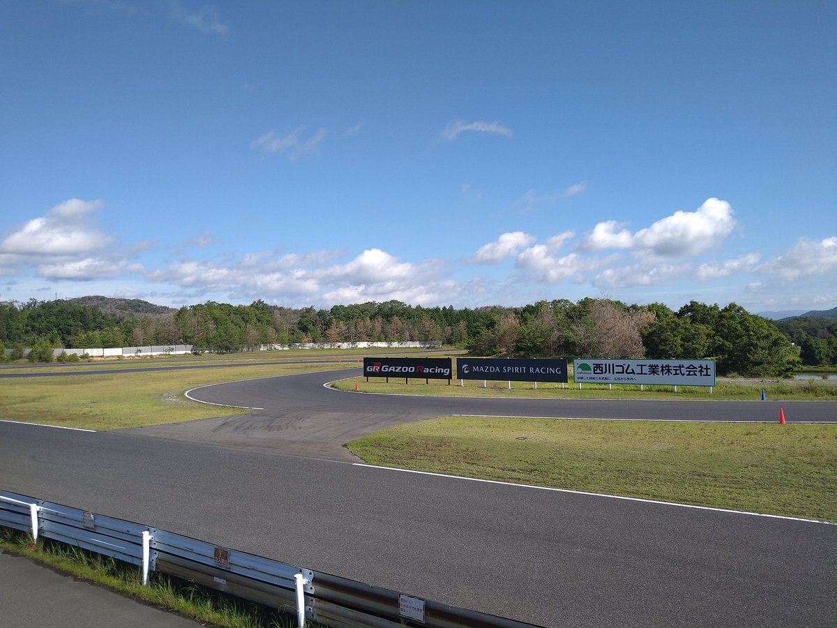Hituzimoe's tweet photo. 仕事をサボってタカタサーキットを走ってきました。
久々のスポーツ走行、めちゃめちゃ楽しかったです(⁠≧⁠▽⁠≦⁠)
どうにかタイムアップも果たせました♪♪
あと、ピットのツバメの雛が可愛かったです(⁠^⁠^⁠)

#タカタサーキット
#スイフトスポーツ https://t.co/trfHIbGDKT