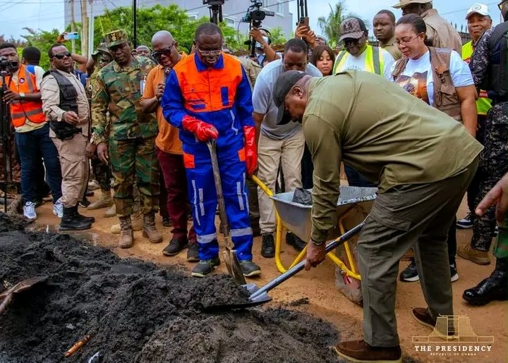KwameSah85545's tweet photo. The people's President John Mahama in action  ❤️❤️❤️❤️ https://t.co/gqOysDlrcH