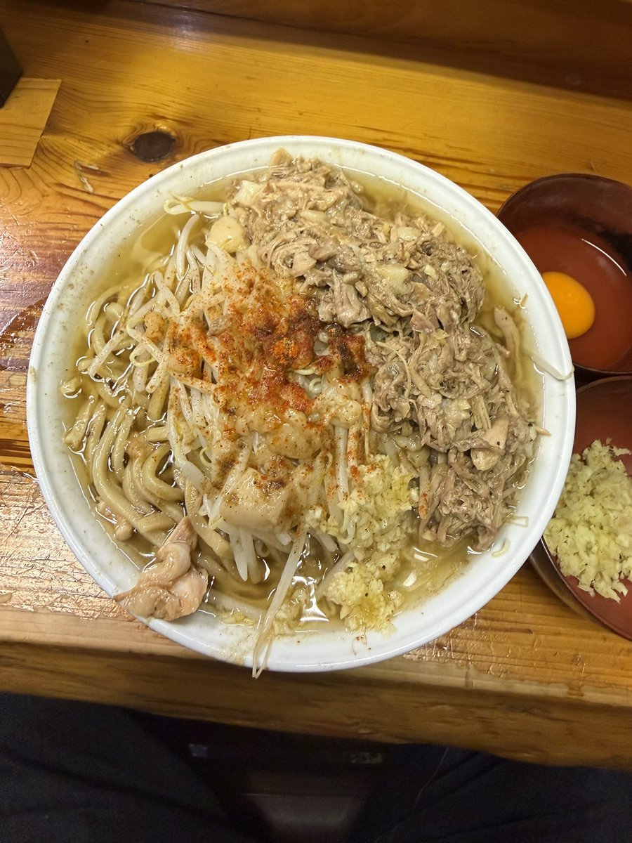 wolfgang1744's tweet photo. ラーメン池田屋吹田店　塩ラーメン400豚増し🫚生卵🧄アブラ　週末疲れた身体を癒す池田屋チャージ😆久々の塩🍜今日のスープは油膜張る熱々でかなり重厚でパンチあるスープで塩でもインパクト大😆ゴワプリした麺に秘伝解れる超神🐷に生卵🫚も相性抜群😋正に旨味の暴力😁美味しい一杯ごちそうさま😆 https://t.co/0Ng55C6mv6