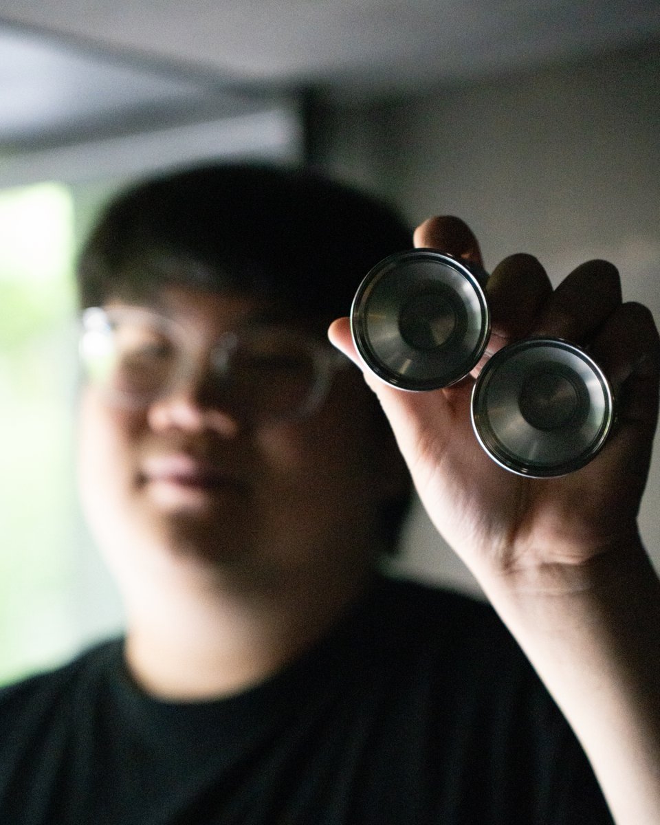 yoyorecreation's tweet photo. キム・ドンヨンのシグネチャーモデル "ドン" 7/11(土) 20:00発売予定。

その体躯を活かした、ダイナミックで迫力あふれる3Aスタイルを披露するキム・ドンヨン。
彼が理想のヨーヨーに求めたのは、ロングコンボを支える力強い回転性能と、プレイ中もしっかりと感じられる確かな存在感でした。

一般的なバイメタルヨーヨーは、外周に重量を集中させることで高い回転力を実現しています。一方で、回転力を優先した設計では、そのぶん中央が軽くなり、プレイ中のヨーヨーの存在感が薄く感じられることがあります。

高い回転力と、確かな存在感。
実は相反しやすいこの二つを、高い次元で両立させたのが”ドン”です。

3Aモデルでは、ヨーヨー同士が接触する場面を考慮し、耐久性を重視したインナーリム構造が選ばれることも少なくありません。それでも、彼が求める力強い回転性能を実現するため、あえてアウターリム構造を採用しました。
さらに、幅を必要以上に広げず、適切に重量を配分することで、パワフルな回転性能を維持しながらも、芯のある操作感を実現。
手に馴染み握り込みやすいシェイプは、上級者でも難しい非利き手側のスローを自然にサポートします。

キム・ドンヨンの理想を追求した先に生まれたのは、回転力と存在感、そのどちらも妥協しない正統派のバイメタルモデルです。