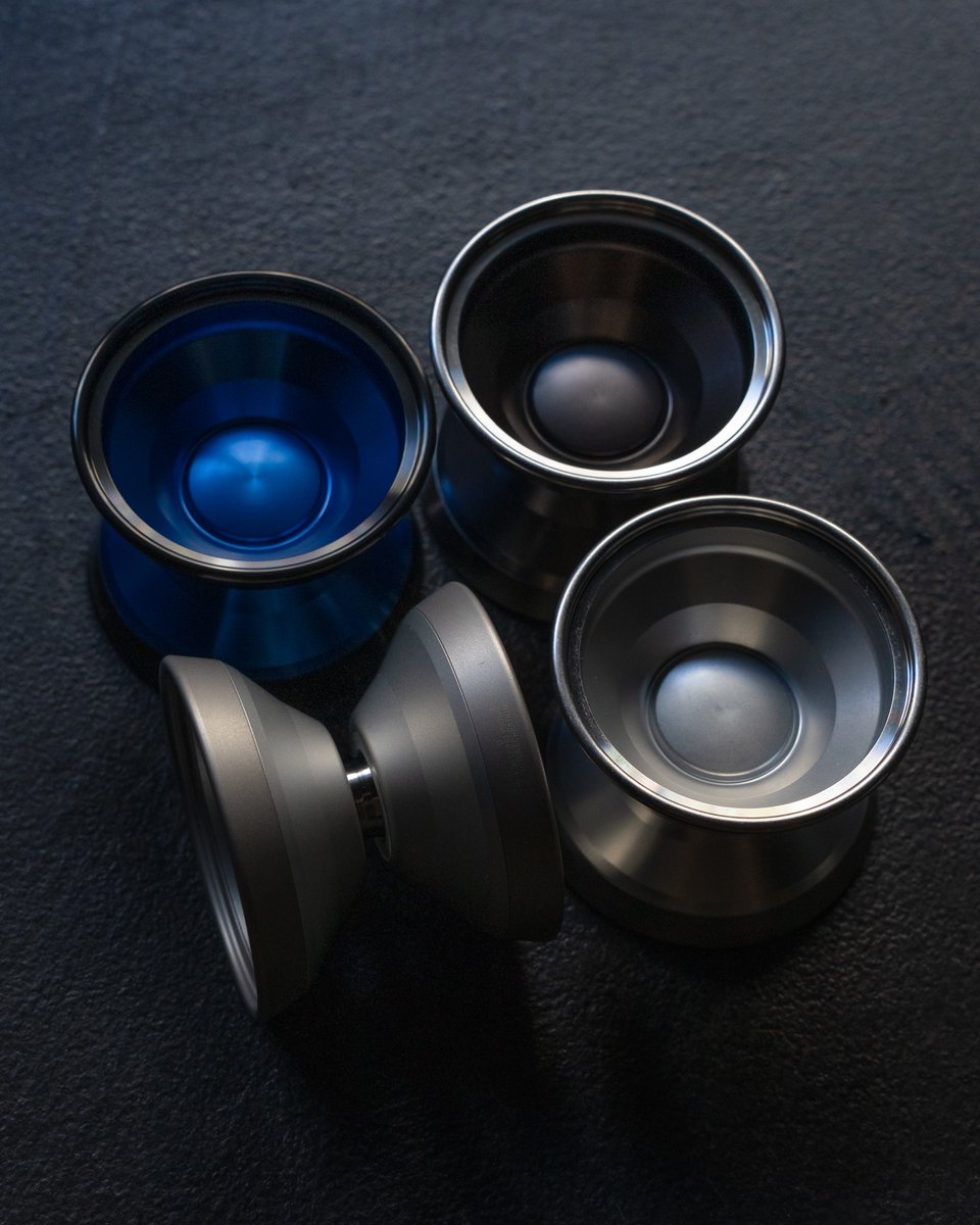 yoyorecreation's tweet photo. キム・ドンヨンのシグネチャーモデル "ドン" 7/11(土) 20:00発売予定。

その体躯を活かした、ダイナミックで迫力あふれる3Aスタイルを披露するキム・ドンヨン。
彼が理想のヨーヨーに求めたのは、ロングコンボを支える力強い回転性能と、プレイ中もしっかりと感じられる確かな存在感でした。

一般的なバイメタルヨーヨーは、外周に重量を集中させることで高い回転力を実現しています。一方で、回転力を優先した設計では、そのぶん中央が軽くなり、プレイ中のヨーヨーの存在感が薄く感じられることがあります。

高い回転力と、確かな存在感。
実は相反しやすいこの二つを、高い次元で両立させたのが”ドン”です。

3Aモデルでは、ヨーヨー同士が接触する場面を考慮し、耐久性を重視したインナーリム構造が選ばれることも少なくありません。それでも、彼が求める力強い回転性能を実現するため、あえてアウターリム構造を採用しました。
さらに、幅を必要以上に広げず、適切に重量を配分することで、パワフルな回転性能を維持しながらも、芯のある操作感を実現。
手に馴染み握り込みやすいシェイプは、上級者でも難しい非利き手側のスローを自然にサポートします。

キム・ドンヨンの理想を追求した先に生まれたのは、回転力と存在感、そのどちらも妥協しない正統派のバイメタルモデルです。