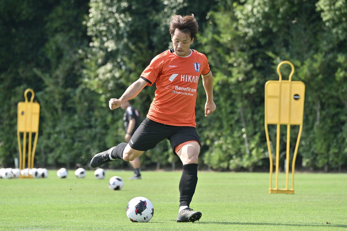 ehime_fc's tweet photo. 📸｜𝟮𝟬𝟮𝟲/𝟮𝟳 𝗣𝗟𝗔𝗬𝗘𝗥𝗦 𝗙𝗜𝗟𝗘
#ehimefc #愛媛FC

#藤本佳希 （ふじもと よしき）
﹏﹏﹏﹏﹏﹏﹏﹏﹏

🔢 number｜9
🔻 position｜FW
🎂 birthday｜1994/2/3
👕size｜2XL
﹏﹏﹏﹏﹏﹏﹏﹏﹏

愛媛を代表するストライカー。
猫大好き家族大好きで練習後は即座にお家へ帰ります。
チームのためなら苦手なことでも進んで受け入れ、後輩たちへ背中で教えてくれます。

👕ユニフォームの購入はこちらから
https://t.co/oCSsmgHhCy