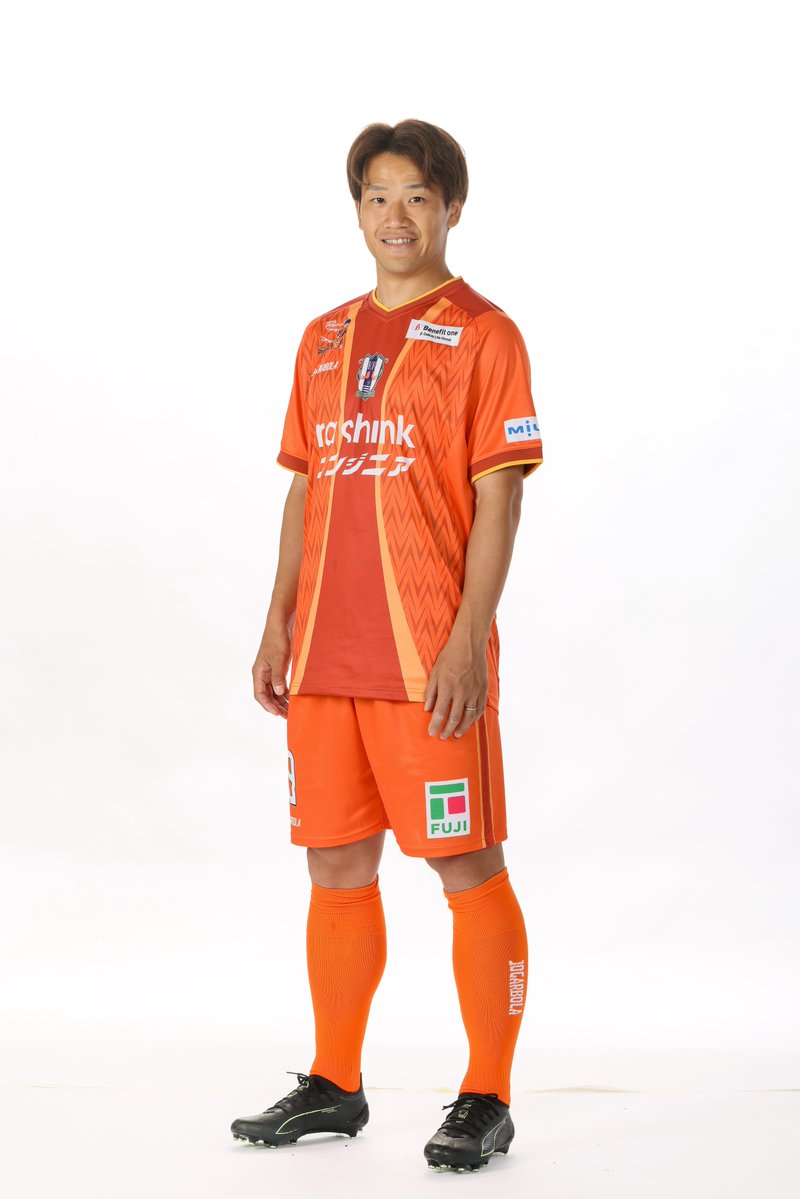 ehime_fc's tweet photo. 📸｜𝟮𝟬𝟮𝟲/𝟮𝟳 𝗣𝗟𝗔𝗬𝗘𝗥𝗦 𝗙𝗜𝗟𝗘
#ehimefc #愛媛FC

#藤本佳希 （ふじもと よしき）
﹏﹏﹏﹏﹏﹏﹏﹏﹏

🔢 number｜9
🔻 position｜FW
🎂 birthday｜1994/2/3
👕size｜2XL
﹏﹏﹏﹏﹏﹏﹏﹏﹏

愛媛を代表するストライカー。
猫大好き家族大好きで練習後は即座にお家へ帰ります。
チームのためなら苦手なことでも進んで受け入れ、後輩たちへ背中で教えてくれます。

👕ユニフォームの購入はこちらから
https://t.co/oCSsmgHhCy
