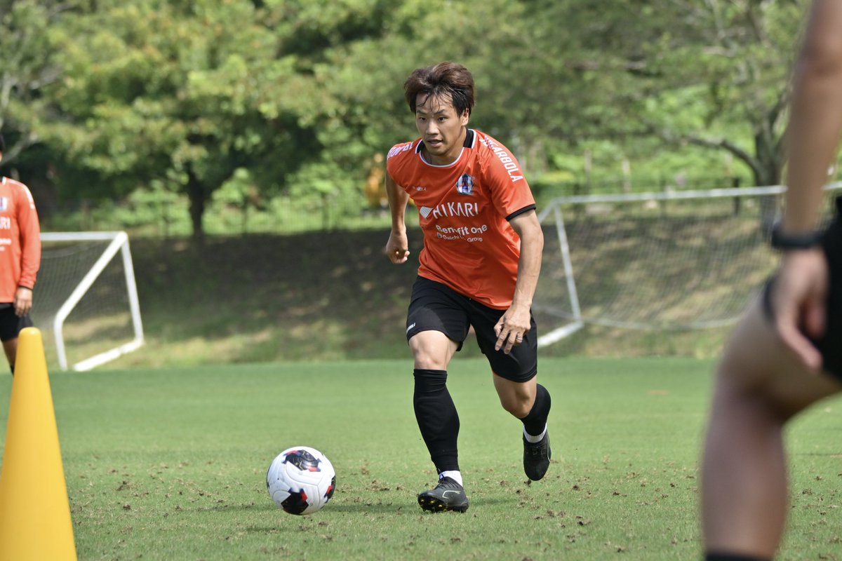 ehime_fc's tweet photo. 📸｜𝟮𝟬𝟮𝟲/𝟮𝟳 𝗣𝗟𝗔𝗬𝗘𝗥𝗦 𝗙𝗜𝗟𝗘
#ehimefc #愛媛FC

#藤本佳希 （ふじもと よしき）
﹏﹏﹏﹏﹏﹏﹏﹏﹏

🔢 number｜9
🔻 position｜FW
🎂 birthday｜1994/2/3
👕size｜2XL
﹏﹏﹏﹏﹏﹏﹏﹏﹏

愛媛を代表するストライカー。
猫大好き家族大好きで練習後は即座にお家へ帰ります。
チームのためなら苦手なことでも進んで受け入れ、後輩たちへ背中で教えてくれます。

👕ユニフォームの購入はこちらから
https://t.co/oCSsmgHhCy