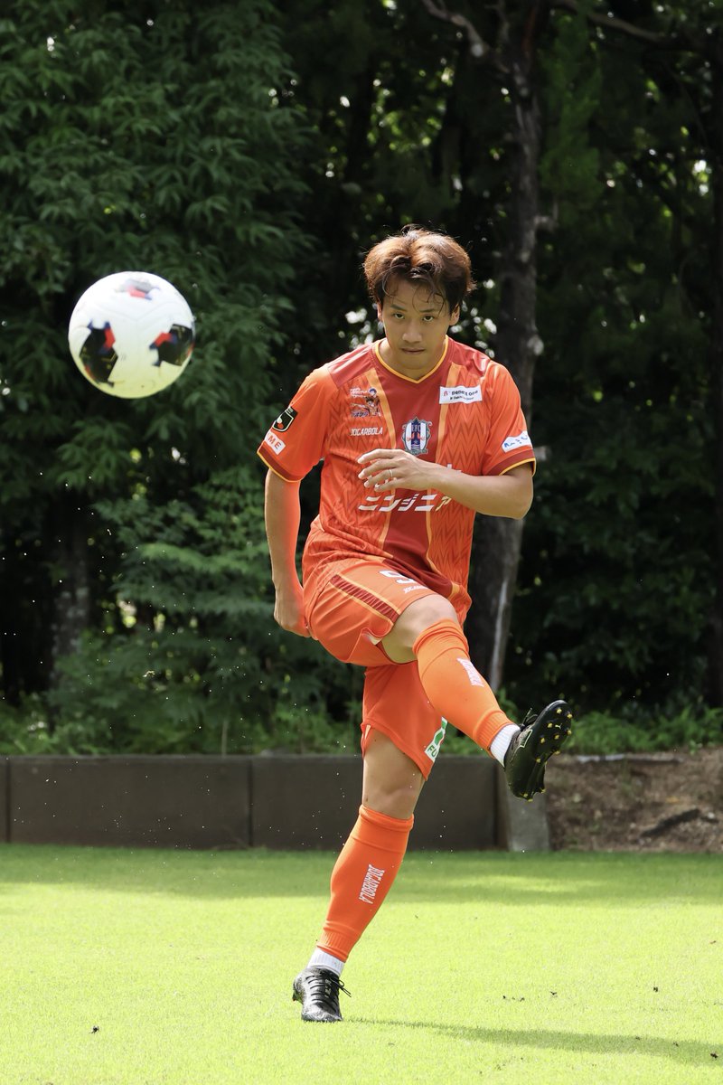 ehime_fc's tweet photo. 📸｜𝟮𝟬𝟮𝟲/𝟮𝟳 𝗣𝗟𝗔𝗬𝗘𝗥𝗦 𝗙𝗜𝗟𝗘
#ehimefc #愛媛FC

#藤本佳希 （ふじもと よしき）
﹏﹏﹏﹏﹏﹏﹏﹏﹏

🔢 number｜9
🔻 position｜FW
🎂 birthday｜1994/2/3
👕size｜2XL
﹏﹏﹏﹏﹏﹏﹏﹏﹏

愛媛を代表するストライカー。
猫大好き家族大好きで練習後は即座にお家へ帰ります。
チームのためなら苦手なことでも進んで受け入れ、後輩たちへ背中で教えてくれます。

👕ユニフォームの購入はこちらから
https://t.co/oCSsmgHhCy