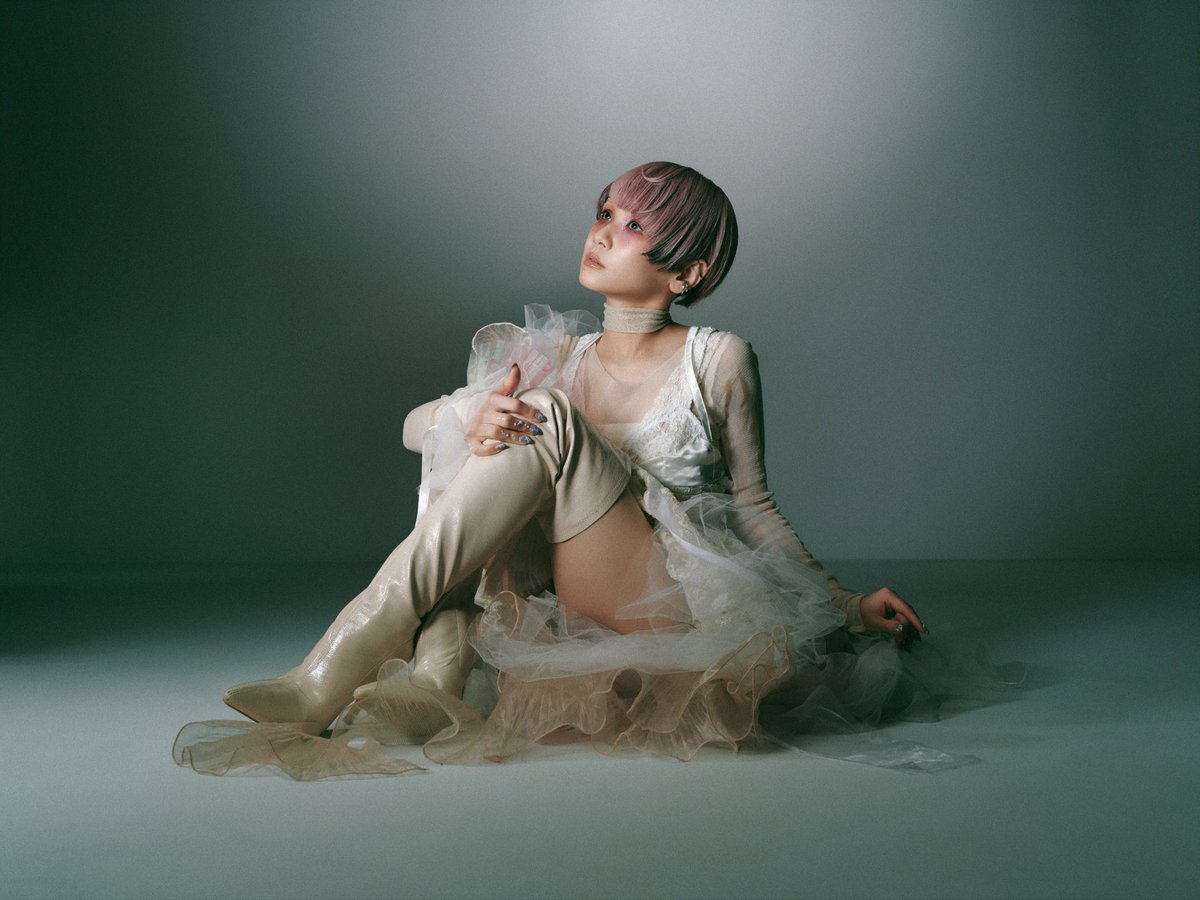 RRReol_official's tweet photo. ✧NEW ARTIST PHOTO✧

#Reol の新しいアーティスト写真を公開しました。

本日0:00には
新曲「COCOON」の配信も開始いたします
是非お楽しみに。

先行予約(Pre-add, Pre-save)はこちらから
▶https://t.co/YW9FpkoIQa
本日23:59までのご予約で、限定スマホ壁紙をプレゼントいたします

#Reol
#ReolCOCOON