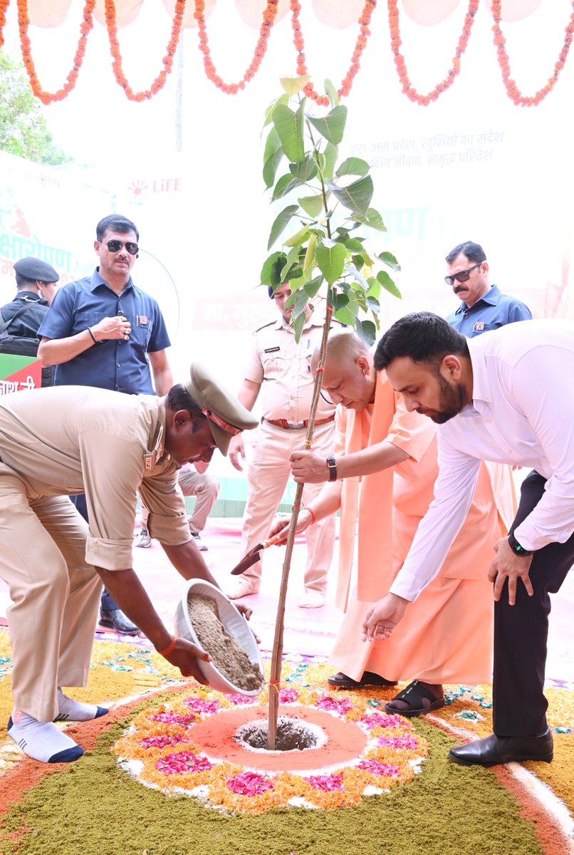 BJP4UP's tweet photo. मुख्यमंत्री श्री @myogiadityanath ने अयोध्या में पौधरोपण महायज्ञ-2026 के अंतर्गत पौधरोपण किया।

#एक_पेड़_माँ_के_नाम https://t.co/fAW6S0h7z6