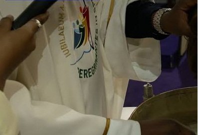 RedPepperUG's tweet photo. HE-GOAT AT THE ALTAR! 

Catholic Priest Nabbed With P.5 Girl After Trapping Her With Tik-Tok Videos 

Details here 👇 https://t.co/odpxux4NhD https://t.co/0apXw80rt4