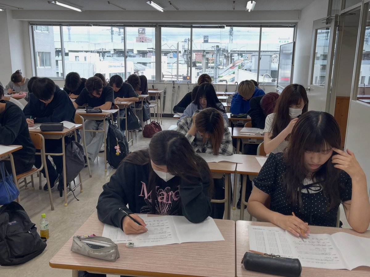 FSG52330108's tweet photo. 【公務員科📚】
朝は適性試験対策‼️
15分間集中して、1問でも多く正確に解けるよう頑張っています💪
アンブレラスカイでは、クラスみんなで1本の傘を制作☂️✨
そして学園祭に向けた準備も進行中!
📅10/12 jobi学園祭
公務員科は6階の焼きそば屋台でお待ちしています😊
#jobi #公務員 #学園祭 https://t.co/SVIknoKWqn