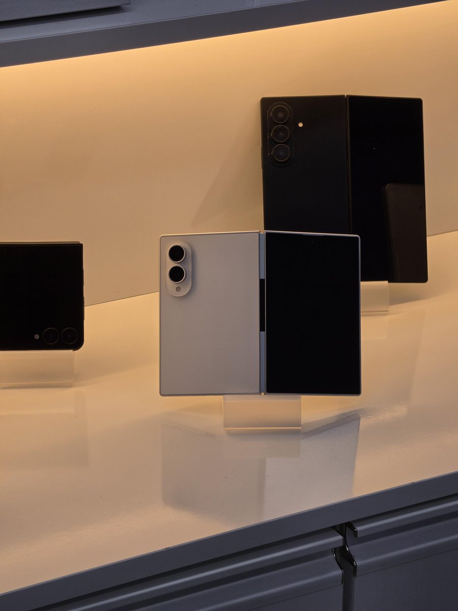 UniverseIce's tweet photo. Dummy units of the Galaxy Z Fold8 have been put on display at Korean experience stores, and they look rather shoddy. https://t.co/tbEp3lgxPk