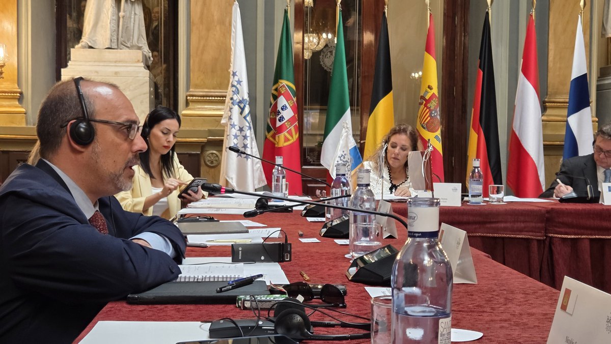 cortesclm's tweet photo. 🇪🇺🤝 El presidente de las Cortes de #CLM @PabloBellido_Az ha participado este viernes en la reunión de presidencias de parlamentos de regiones de #Europa @Calrenet, organizada por @parcan en el @Senadoesp 

📸 https://t.co/RbHFGE1i4P https://t.co/n83q2fKhW9