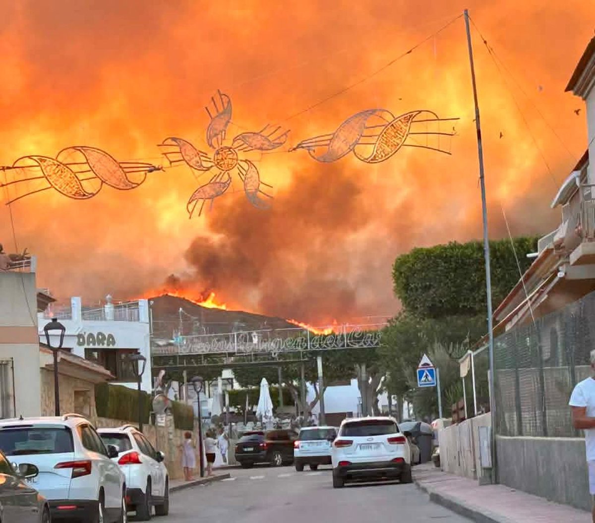 DerVerargerte's tweet photo. 🚨ÚLTIMA HORA 🚨

Los Gallardos, Almería 

12 fallecidos
8 personas heridas graves
23 desaparecidos 
600 desalojados

Terrible incendio forestal https://t.co/b7nWzRQe2r