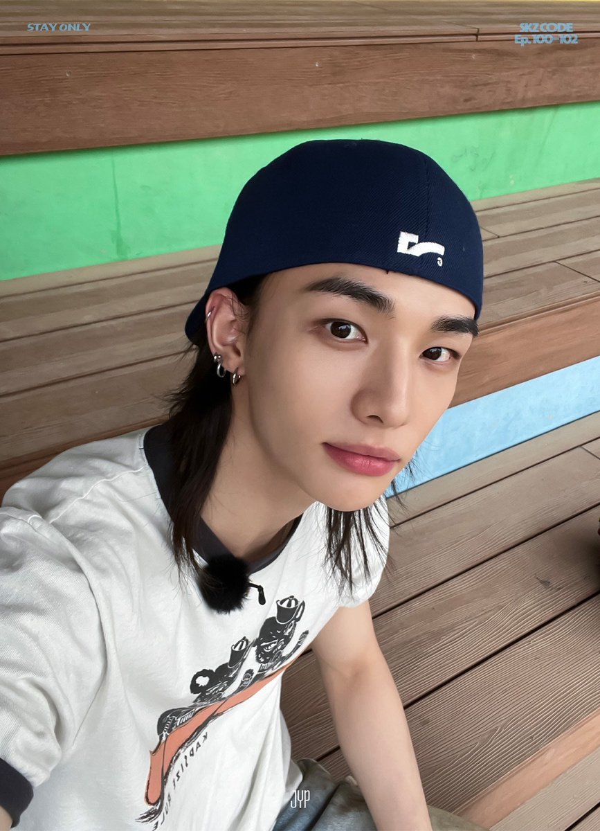 havenfiIm's tweet photo. “travel log in busan” skzcode behind #hyunjin 🤳 https://t.co/l5pccR9FPu