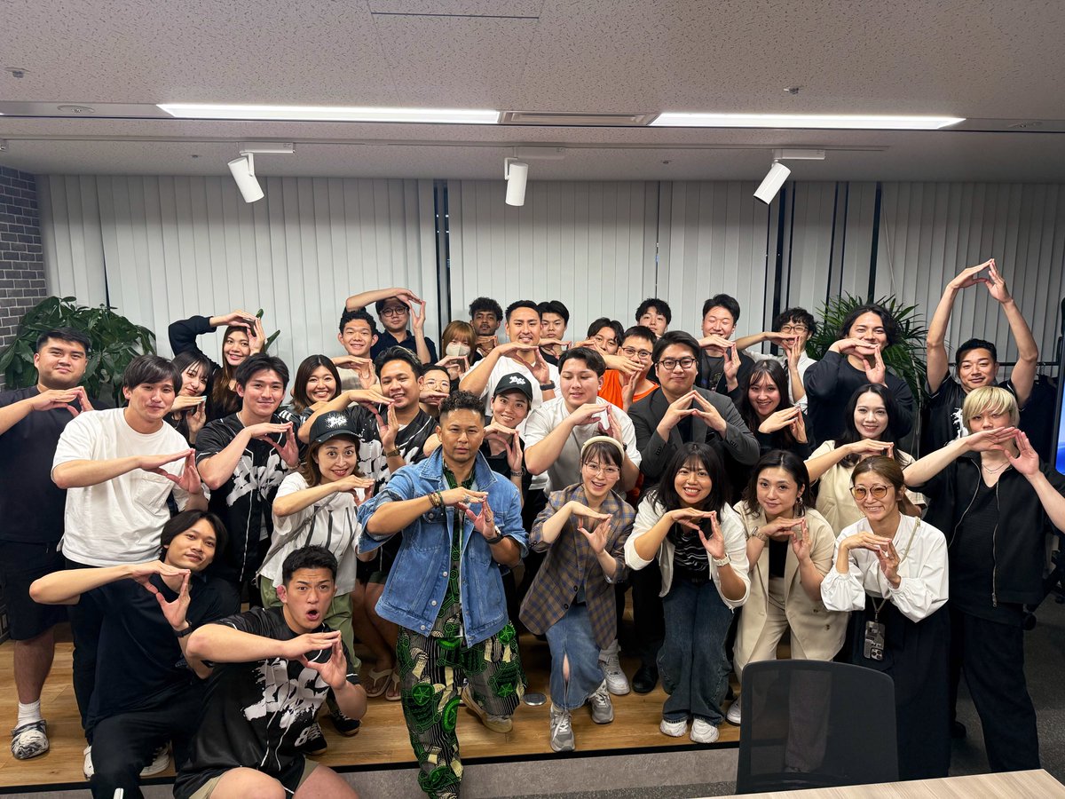 msmz_gp's tweet photo. GPがドバイ事業してる時にお世話になったOBの石田さんが日本戻って来られたのでGPに遊びに来てくださいました！社長と対談も撮りまして、その後GPメンバーに特別講義をしてくださいました✨️

対談めちゃくちゃ内容が濃く面白かったので、公開を楽しみにお待ちください！

石田祥吾さん
CEO, EMURGO中東アフリカ

EMURGO中東アフリカのCEOを務めるとともに、EMURGO Kepple Ventures社、Adaverse社、IDL社など様々なグローバル企業の代表や役員を担う。アフリカ主要経済誌で、デジタル分野のスタートアップVCのTop10に入り、世界経済フォーラム（ダボス会議）に招聘され登壇するなど、グローバルに活躍するビジネスリーダー。

代表を務めるEMURGO中東アフリカでは、2021年以降約100社のスタートアップに投資し、アクセラレーションを通じ、若手起業家の育成に尽力。