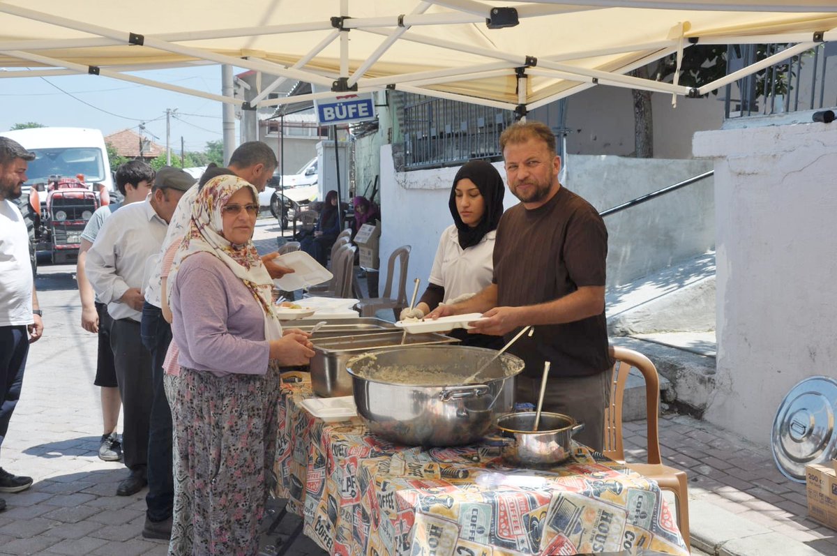 tchonaz's tweet photo. Kaymakamımız Sayın Vahit YILMAZ, ilçemiz Haydar Mahallesi ve Hisar Mahallesi'nde düzenlenen aşure ve keşkek hayrı programlarına katıldı.

Programlarda vatandaşlarımızla bir araya gelen Kaymakamımız Sayın Vahit YILMAZ, birlik, beraberlik ve dayanışma kültürünü yaşatan bu anlamlı organizasyonların önemine vurgu yaptı.

Kaymakamımız, programların düzenlenmesinde emeği geçenlere teşekkür ederek, hayırların kabul olmasını temenni etti.

@vahityilmaz4820