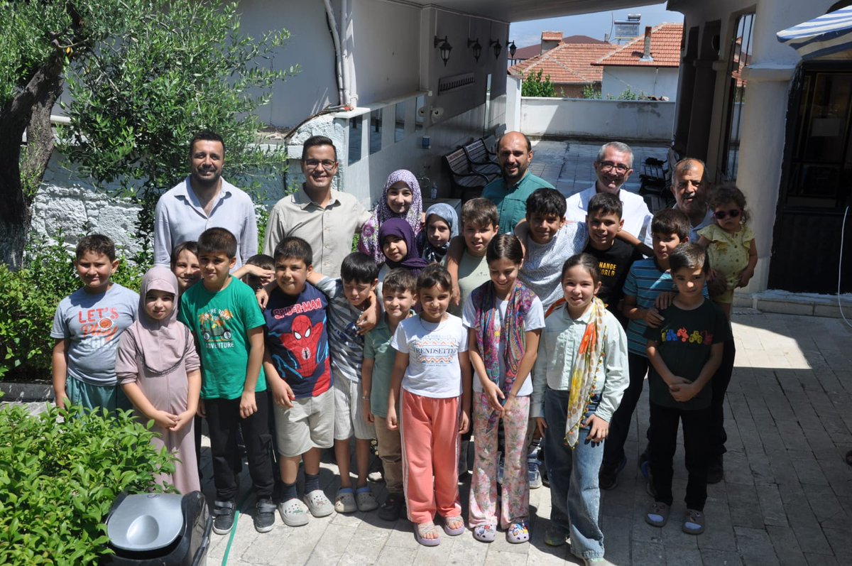 tchonaz's tweet photo. Kaymakamımız Sayın Vahit YILMAZ, ilçemiz Haydar Mahallesi ve Hisar Mahallesi'nde düzenlenen aşure ve keşkek hayrı programlarına katıldı.

Programlarda vatandaşlarımızla bir araya gelen Kaymakamımız Sayın Vahit YILMAZ, birlik, beraberlik ve dayanışma kültürünü yaşatan bu anlamlı organizasyonların önemine vurgu yaptı.

Kaymakamımız, programların düzenlenmesinde emeği geçenlere teşekkür ederek, hayırların kabul olmasını temenni etti.

@vahityilmaz4820