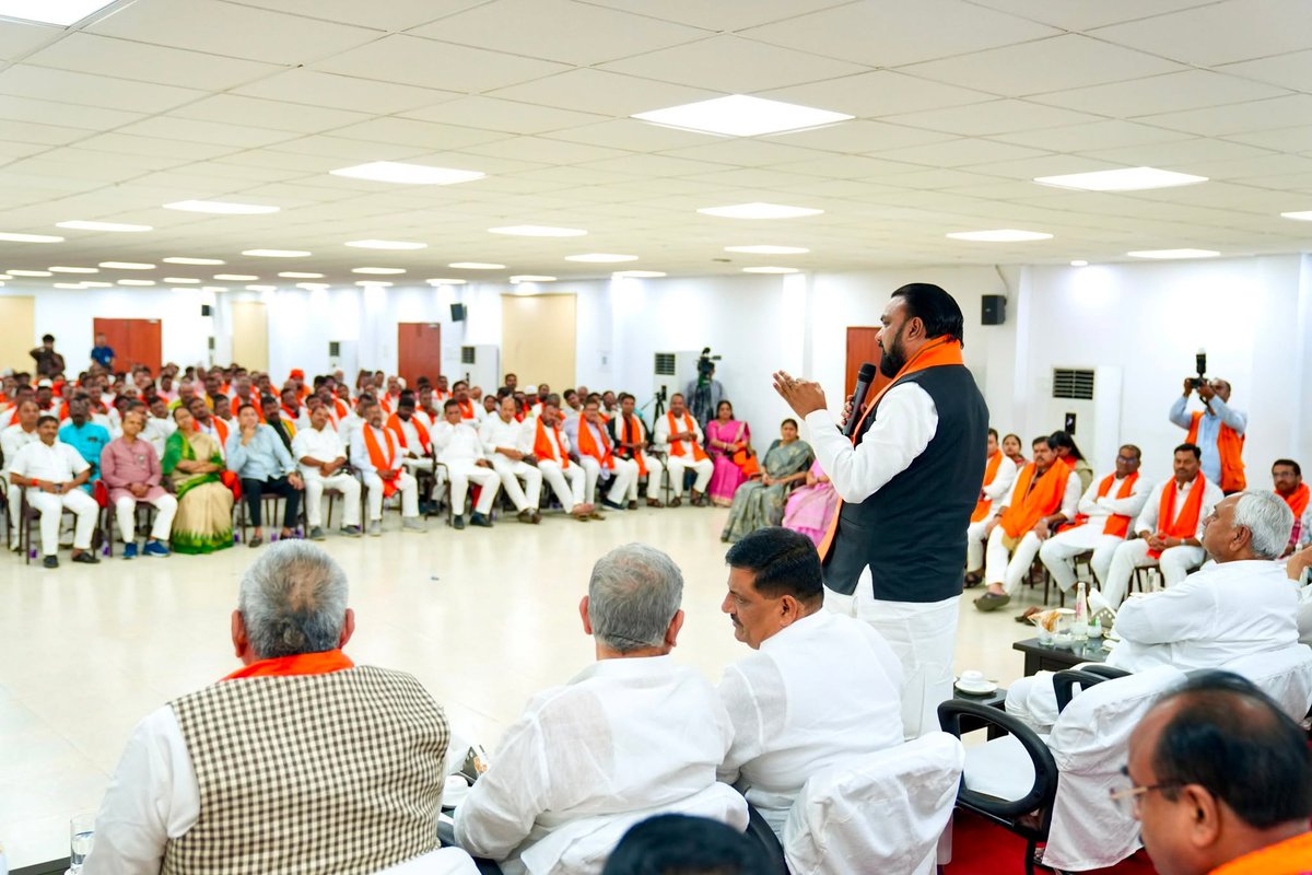 samrat4bjp's tweet photo. लोकसेवक आवास स्थित नेक संवाद सभागार में आयोजित एनडीए के सभी घटक दलों के सम्मानित जिलाध्यक्ष गण की बैठक में संगठन एवं सरकार के बीच बेहतर समन्वय, जनहित के कार्यों में गति तथा बिहार के सर्वांगीण विकास को लेकर विस्तृत चर्चा हुई।

बैठक में बिहार के माननीय पूर्व मुख्यमंत्री श्री @NitishKumar जी का भी मार्गदर्शन प्राप्त हुआ।
