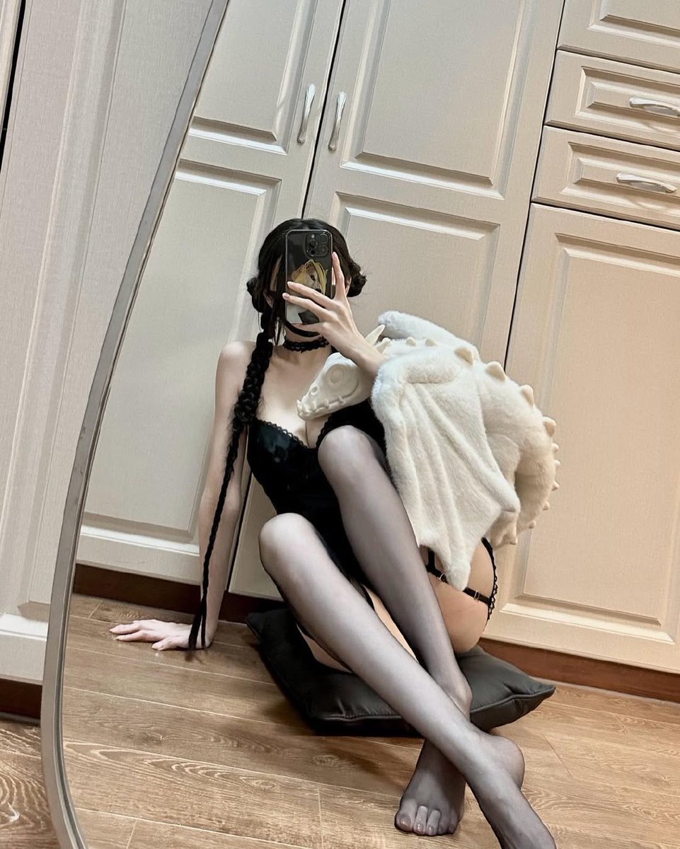 xiaomu854's tweet photo. 姐姐的丝袜必然是香香的 https://t.co/xnObyDTdrk